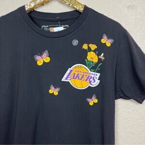Mitchell & Ness x NBA • Men’s LA Lakers State Flower Black T-Shirt
